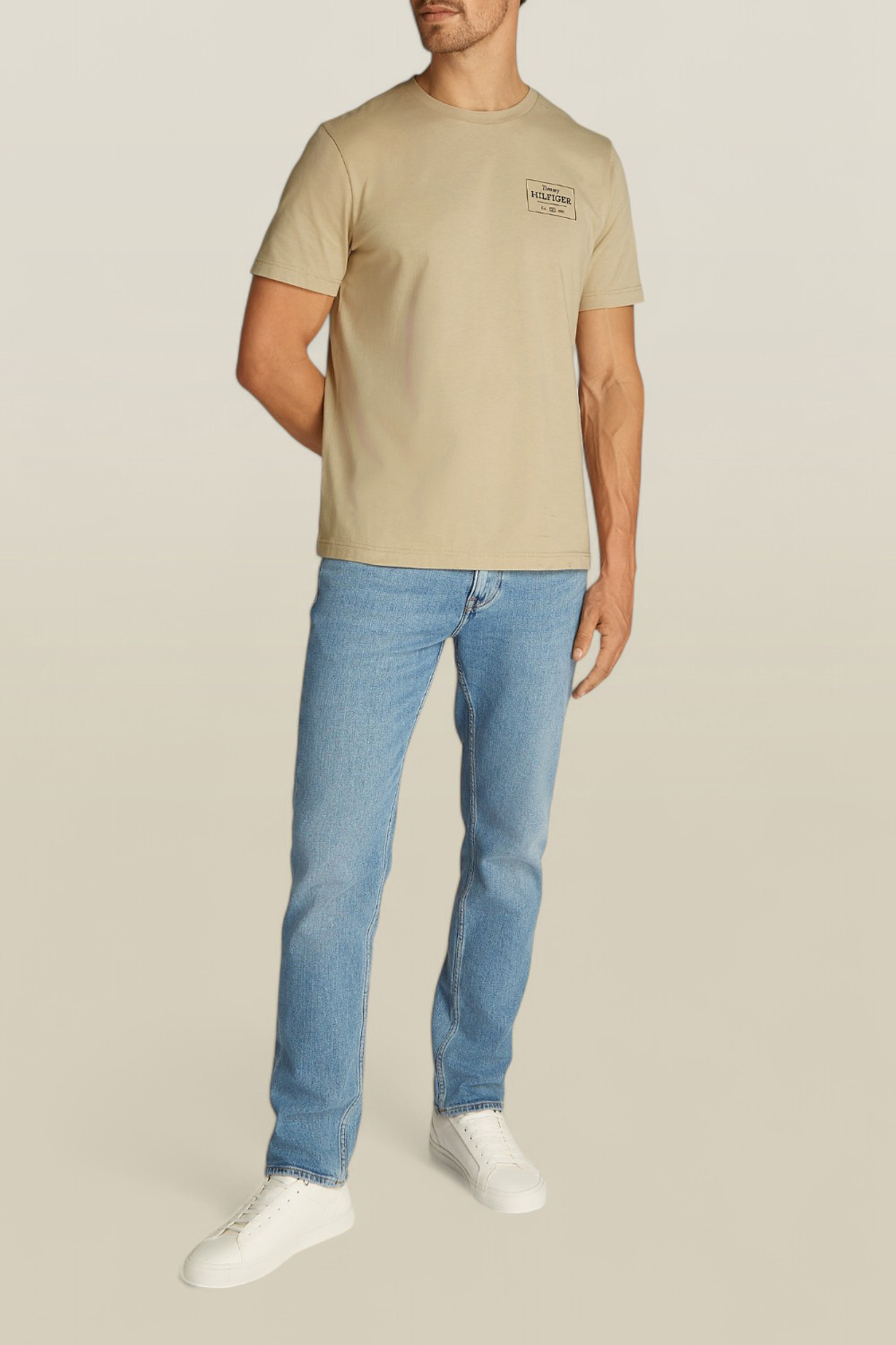 תמונת כל הלוק של חולצת טי